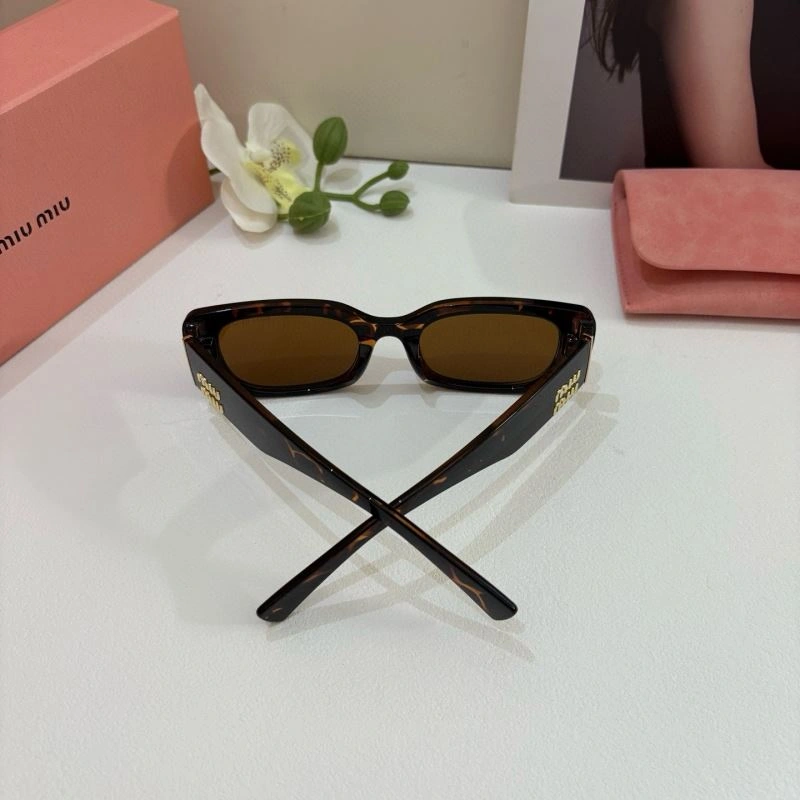 Sleek Miu Miu Sunglasses 281421