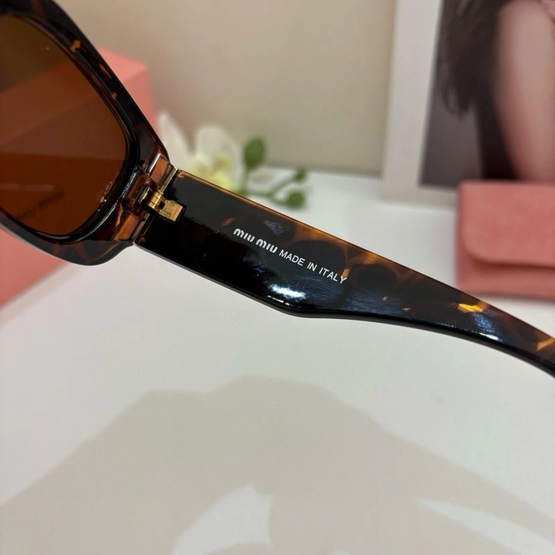 Sleek Miu Miu Sunglasses 281421