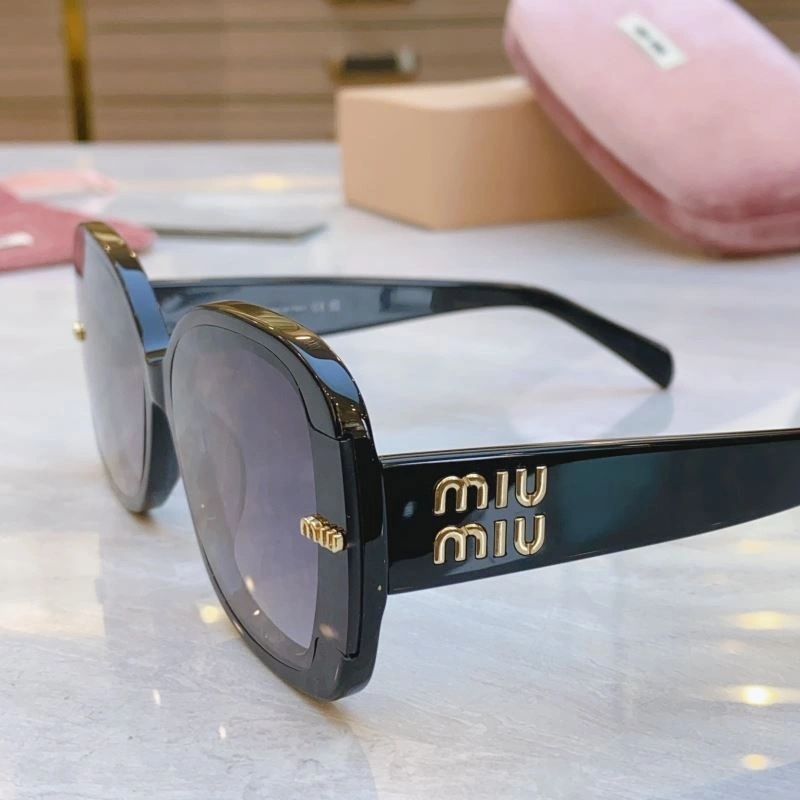 Refined Miu Miu Sunglasses 281391