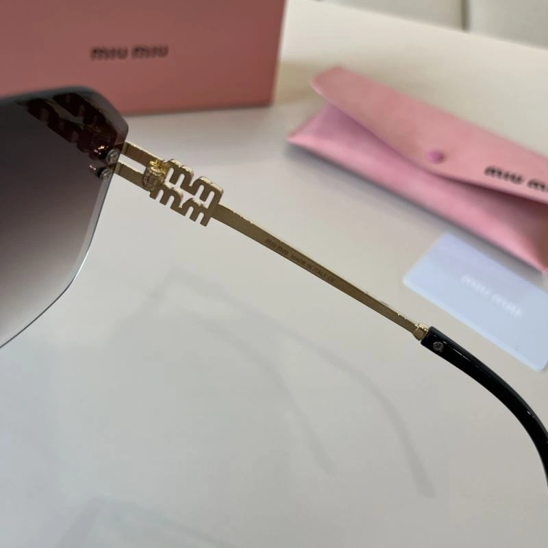Trendsetting Miu Miu Sunglasses 281403