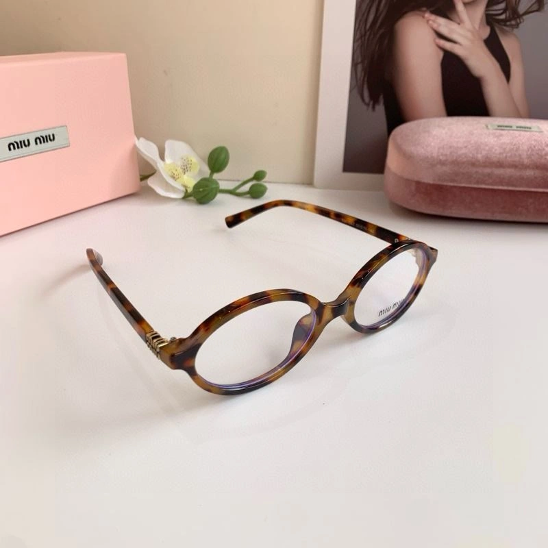 Minimalist Miu Miu Sunglasses 281370