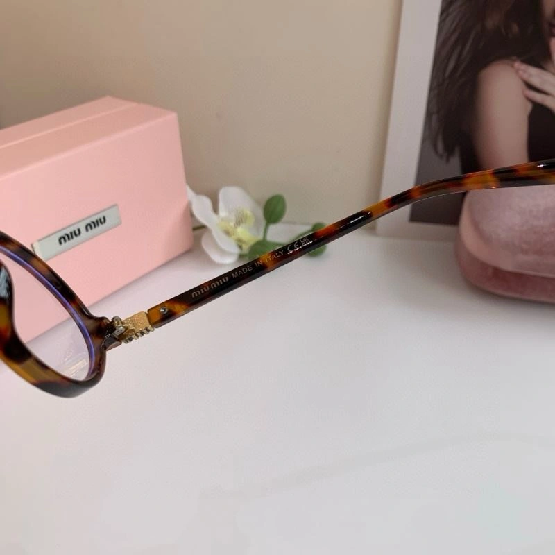 Minimalist Miu Miu Sunglasses 281370