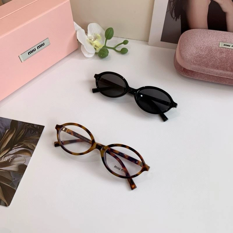 Minimalist Miu Miu Sunglasses 281370