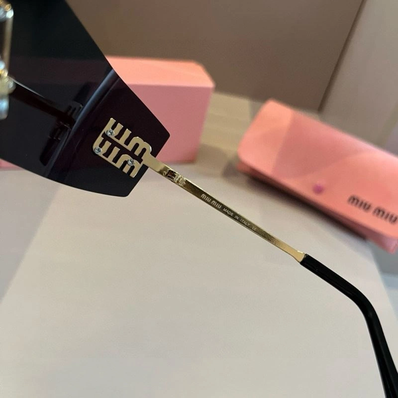 Casual Miu Miu Sunglasses 281525