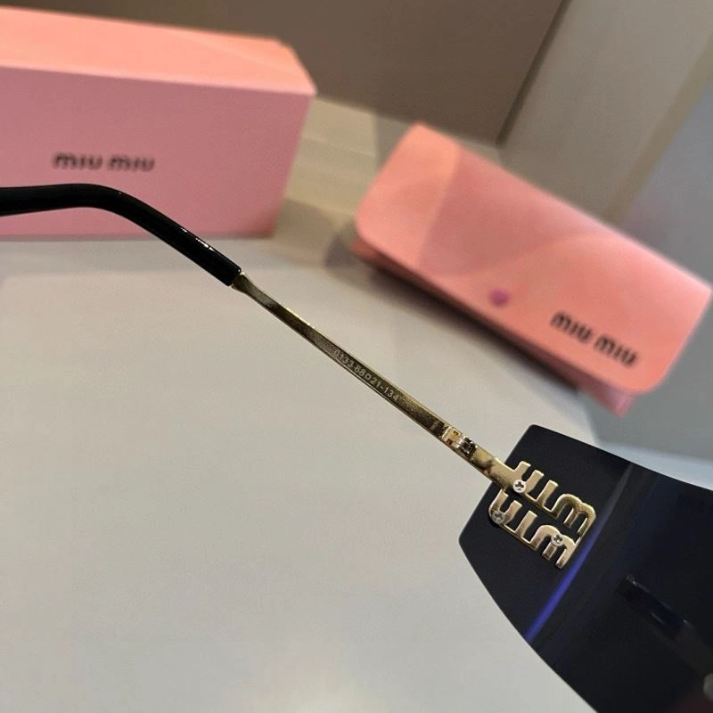 Casual Miu Miu Sunglasses 281525