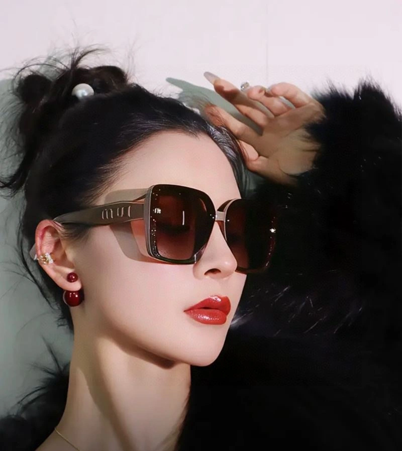 Lightweight Miu Miu Sunglasses 281510