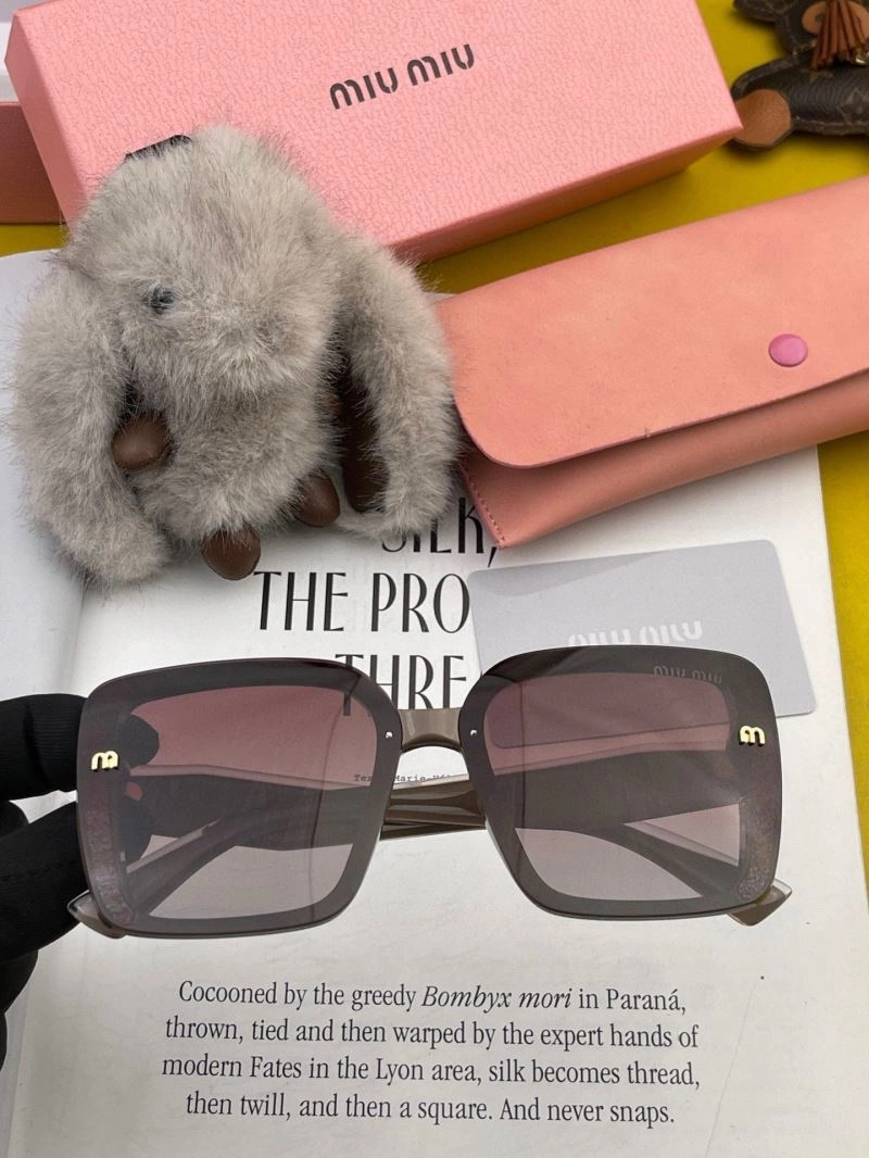 Lightweight Miu Miu Sunglasses 281510