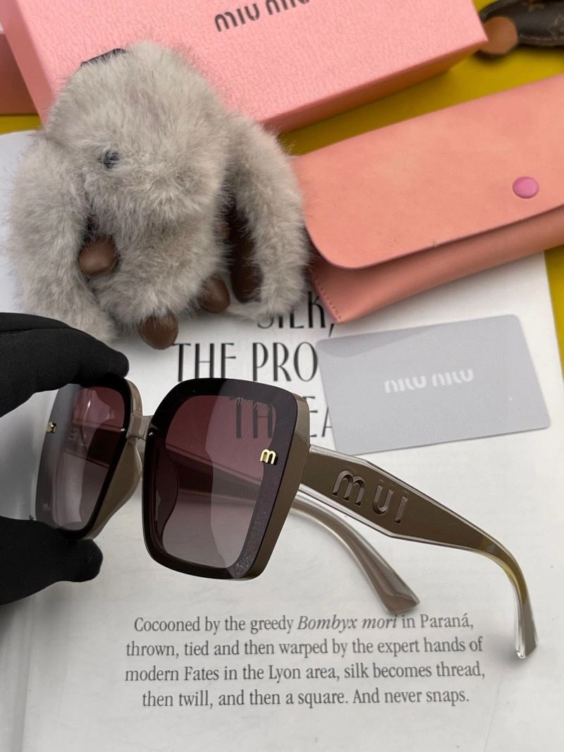 Lightweight Miu Miu Sunglasses 281510