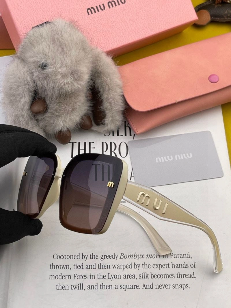 Lightweight Miu Miu Sunglasses 281510
