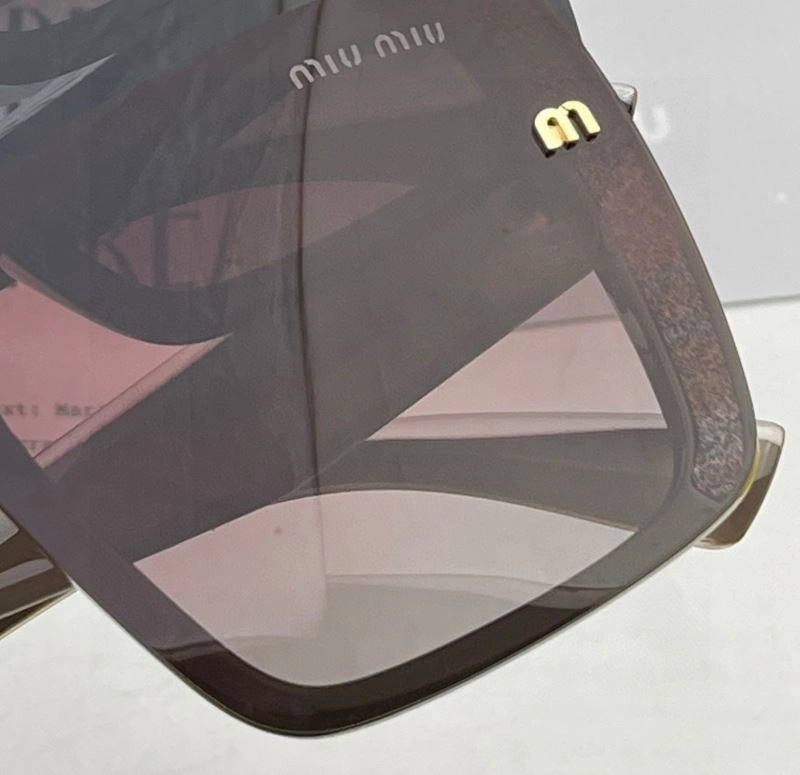 Lightweight Miu Miu Sunglasses 281510
