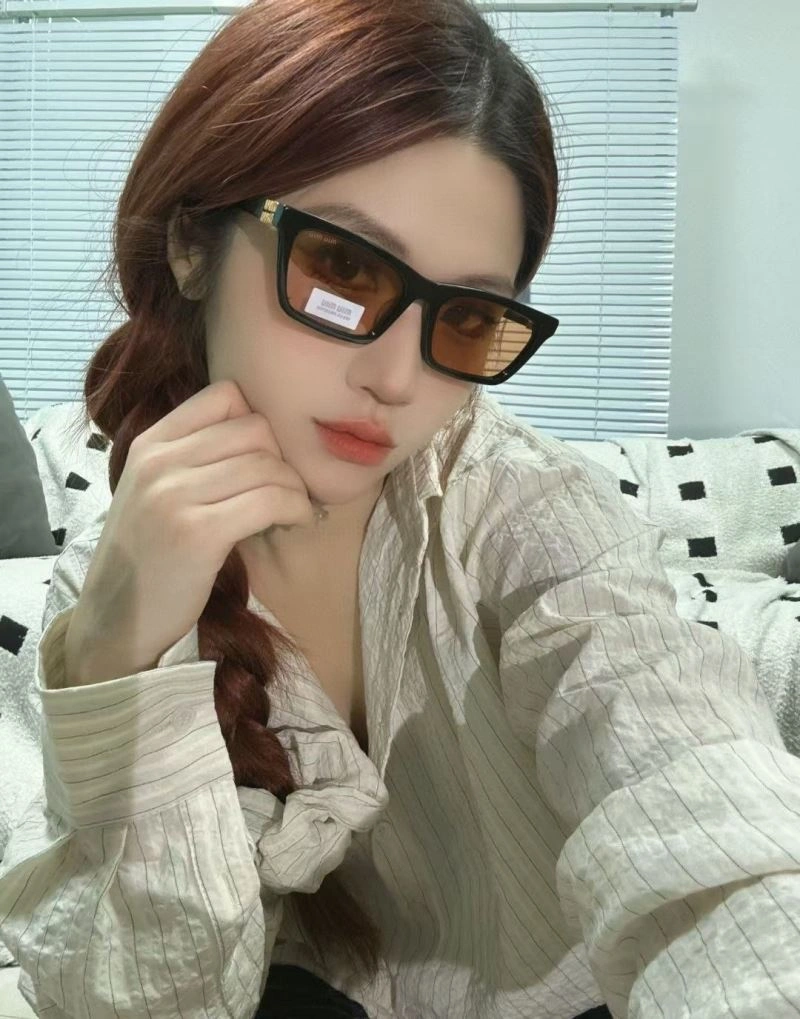 Minimalist Miu Miu Sunglasses 281642