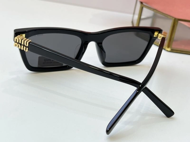 Minimalist Miu Miu Sunglasses 281642