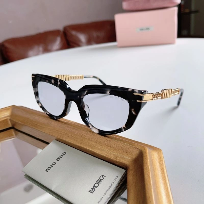 Compact Miu Miu Sunglasses 281637
