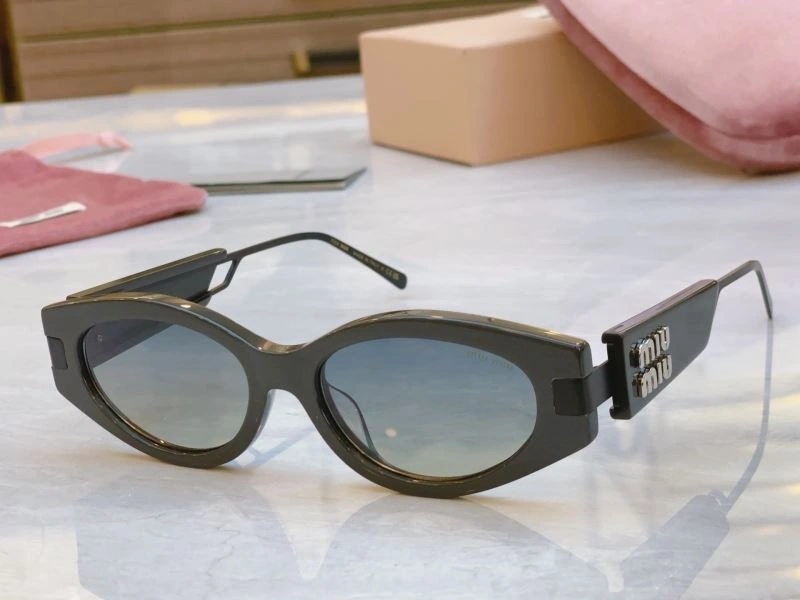 Functional Miu Miu Sunglasses 281615