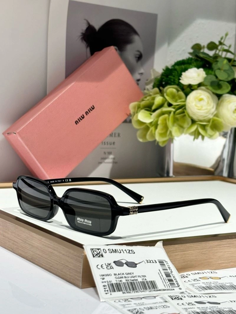 Lightweight Miu Miu Sunglasses 281578