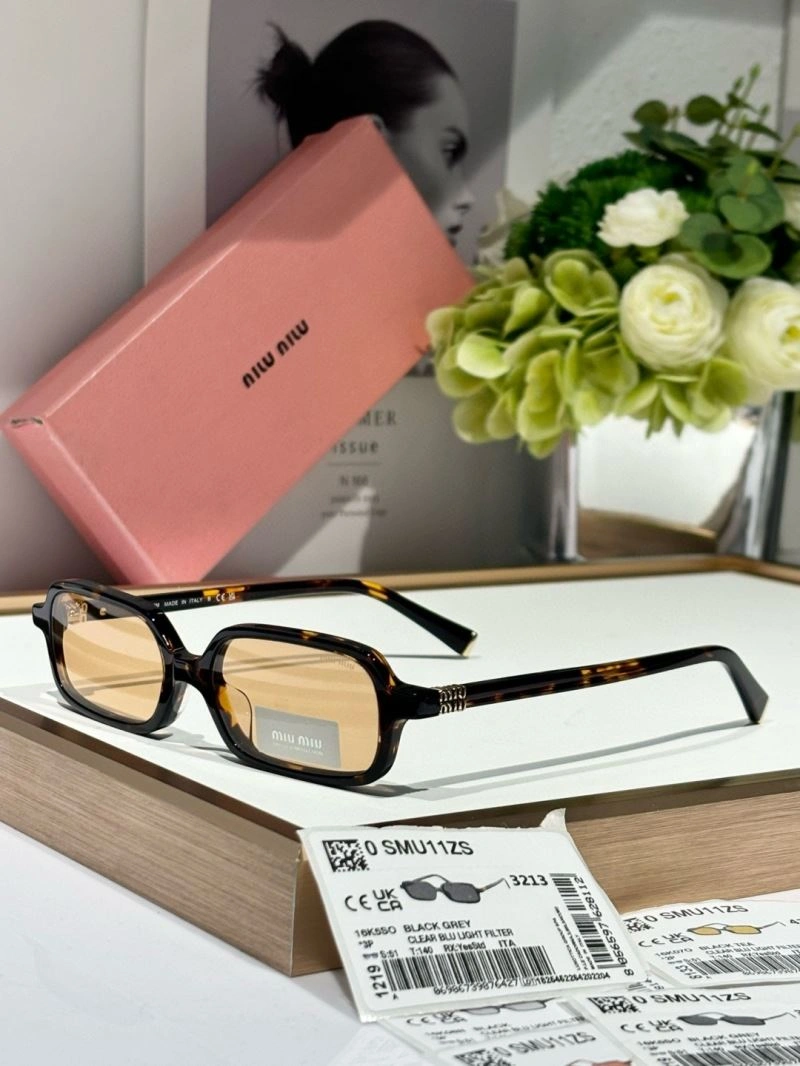 Lightweight Miu Miu Sunglasses 281578