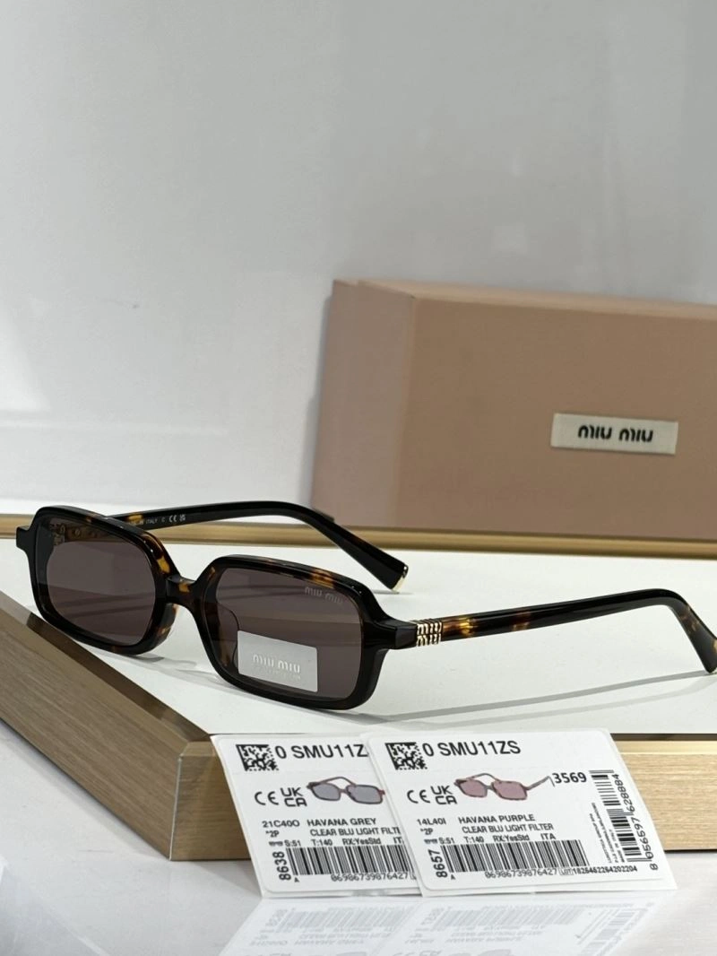 Lightweight Miu Miu Sunglasses 281578
