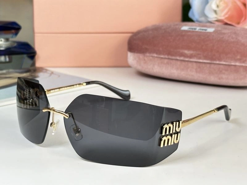 Lightweight Miu Miu Sunglasses 281556