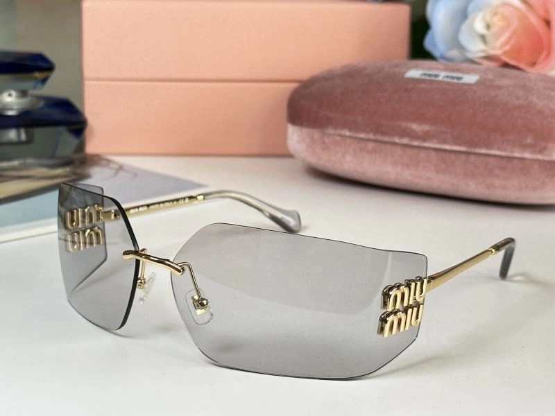 Lightweight Miu Miu Sunglasses 281556