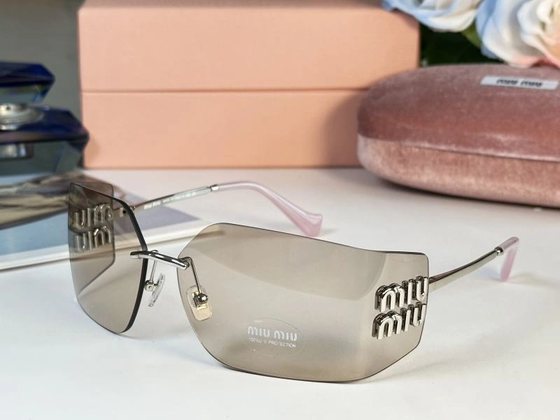 Lightweight Miu Miu Sunglasses 281556