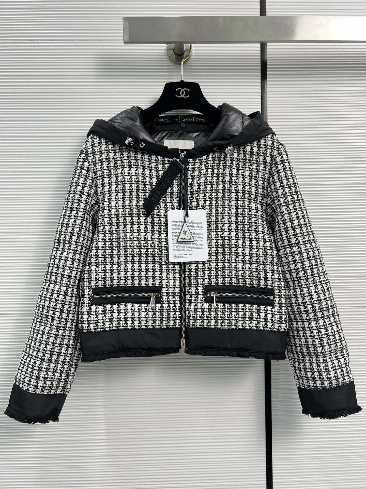 Moncler Down Jackets EasyMatch 146703