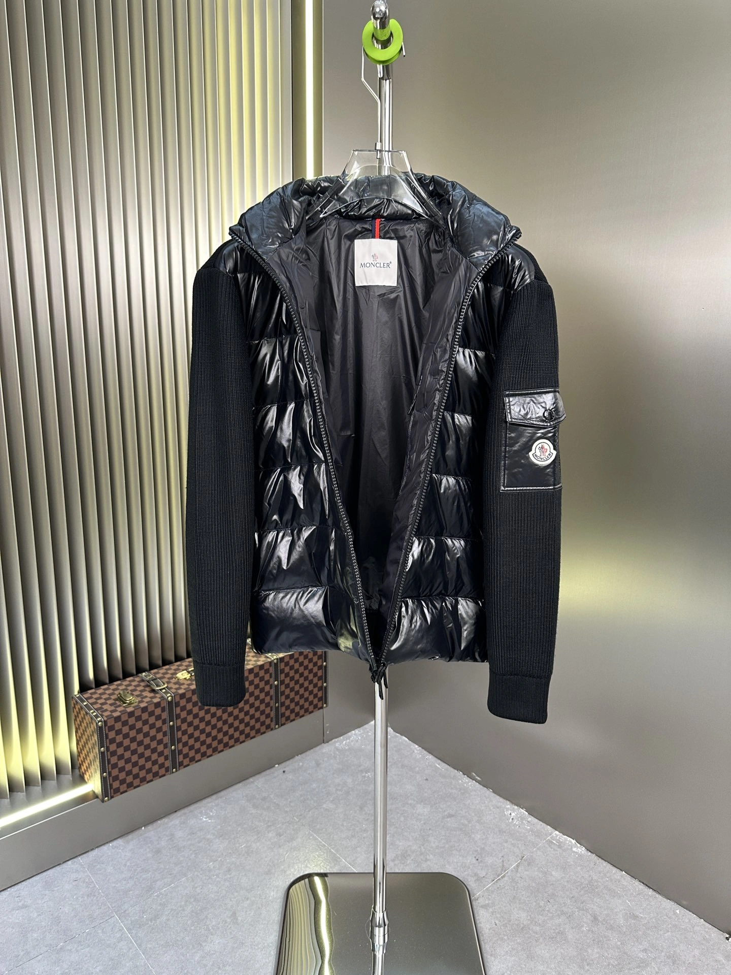 Moncler Down Jackets Bold 146663