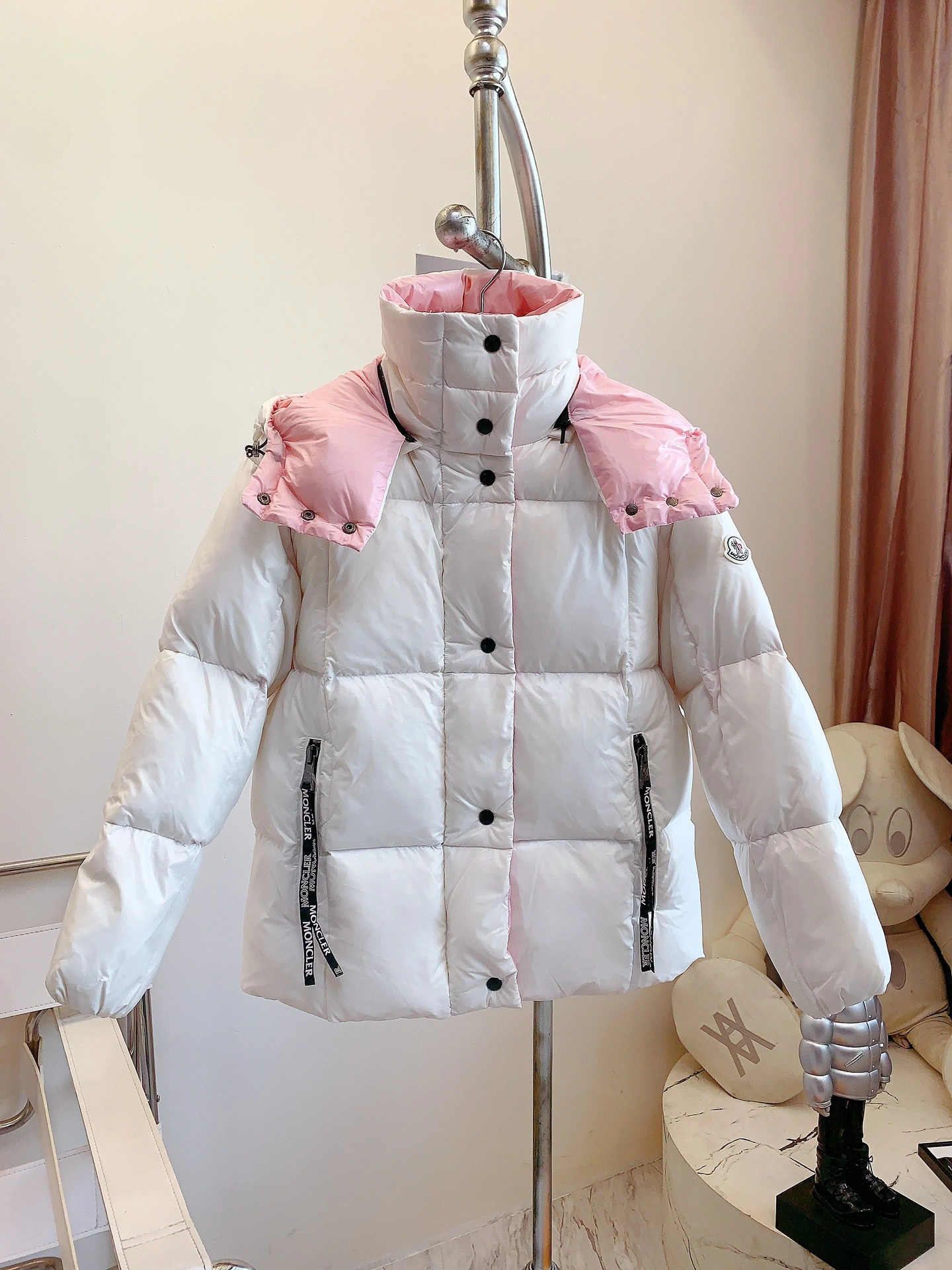 Moncler Down Jackets Resilient 146635