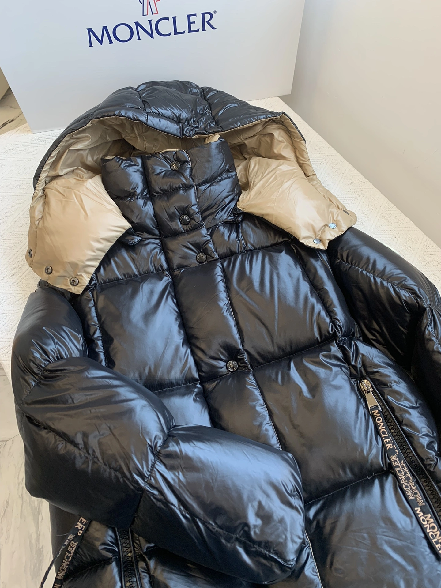 Moncler Down Jackets SmoothTexture 146637