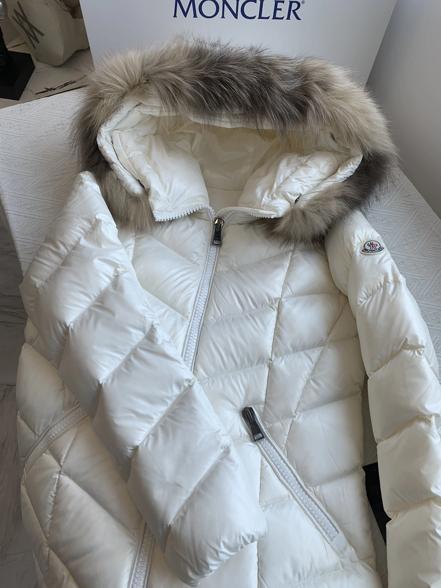 Moncler Down Jackets EasyMatch 146621