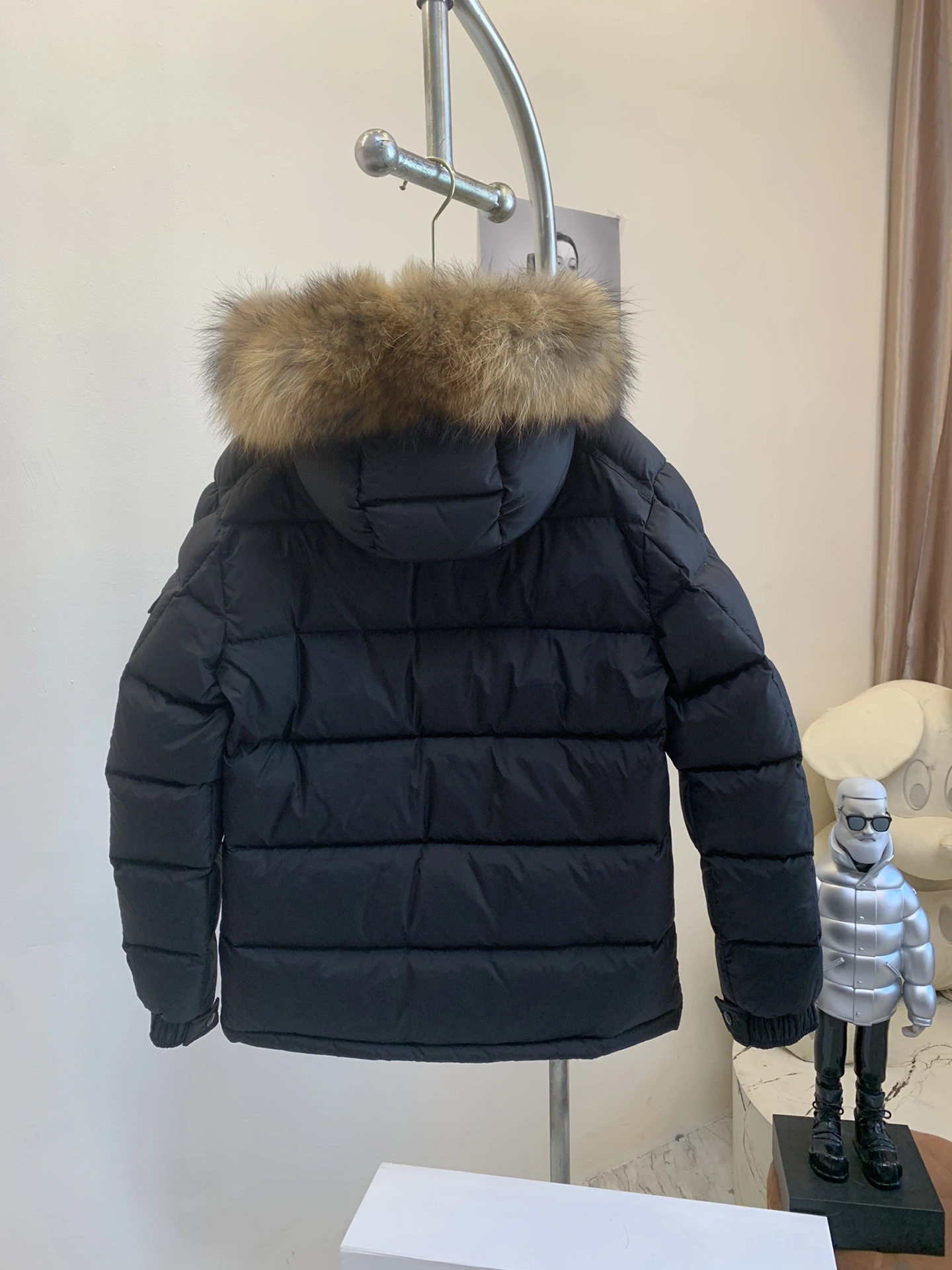 Moncler Down Jackets Sleek 146613