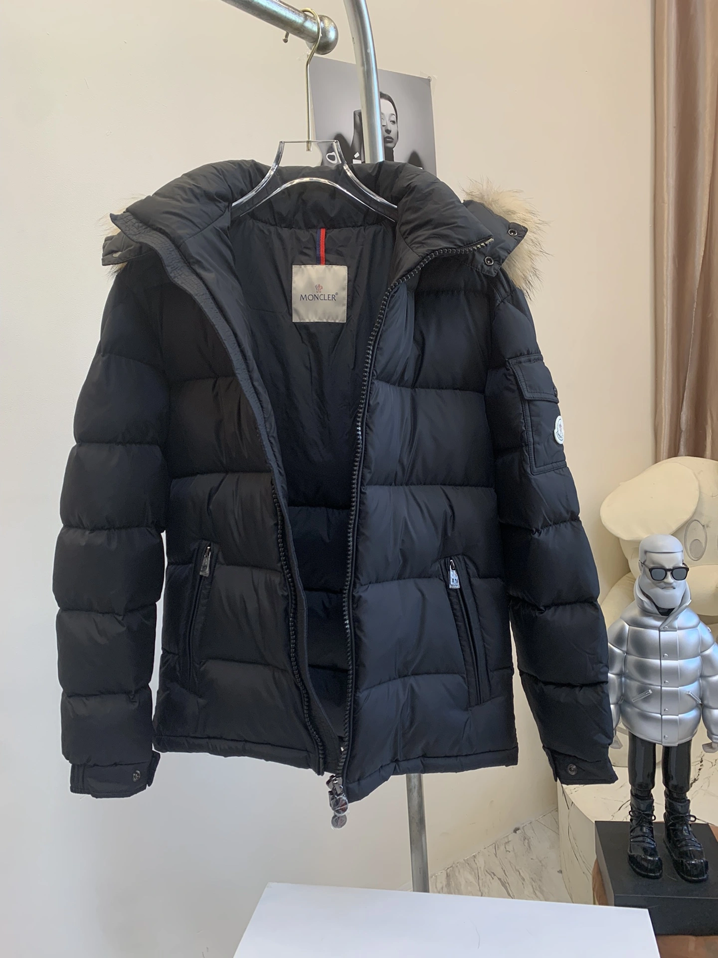 Moncler Down Jackets Sleek 146613
