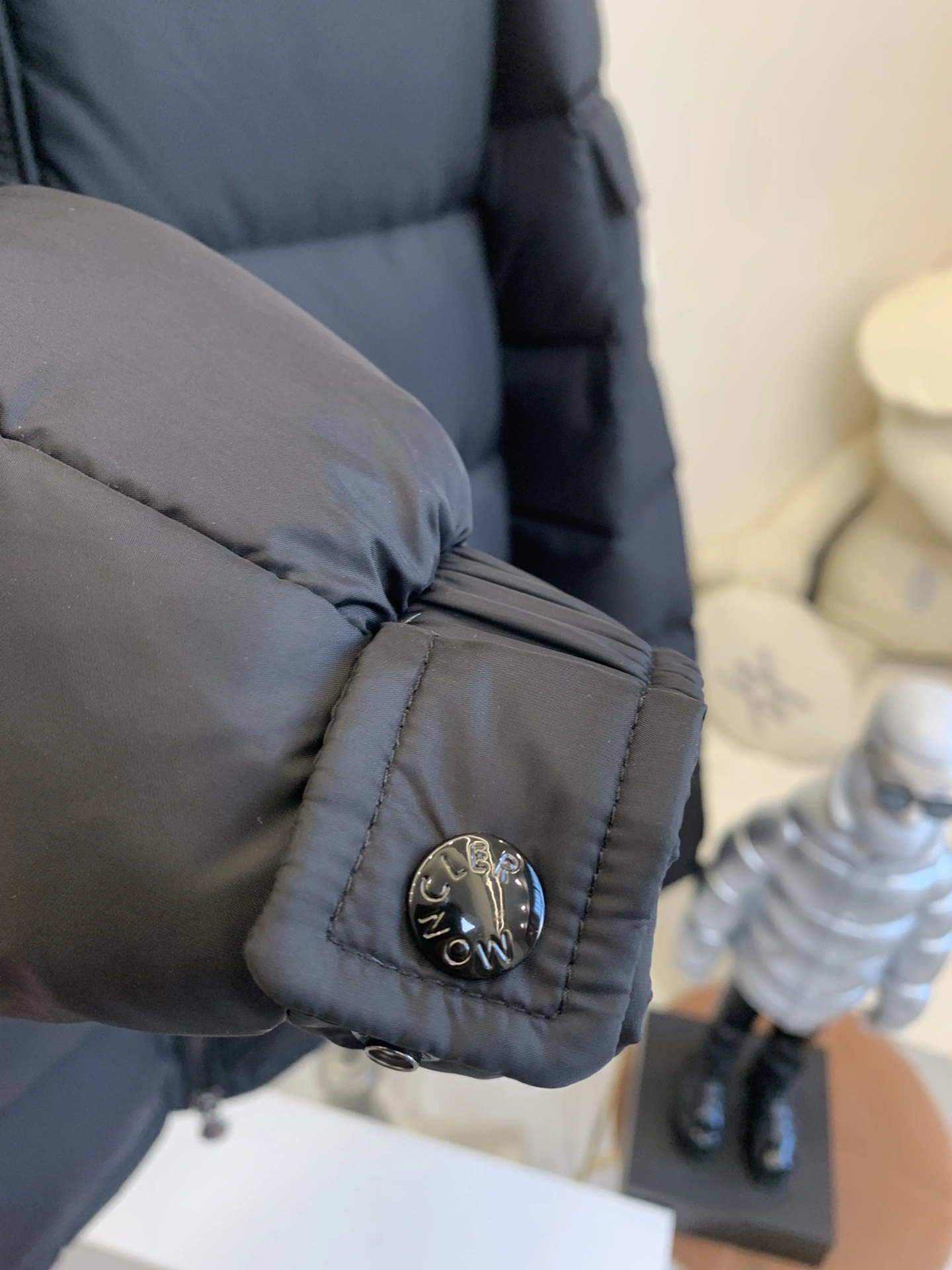 Moncler Down Jackets Sleek 146613
