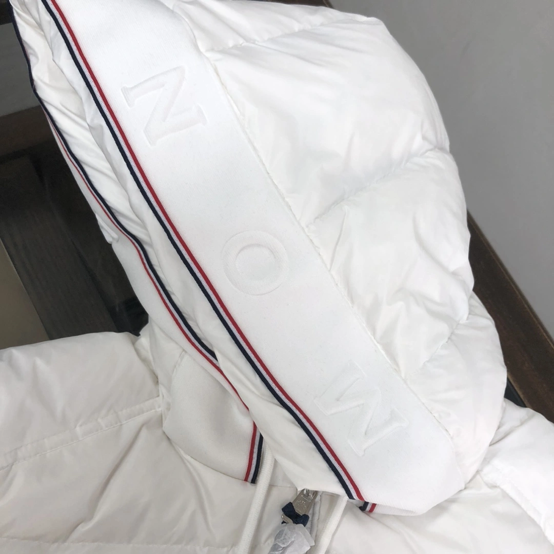 EyeCatching Moncler Down Jackets 146588