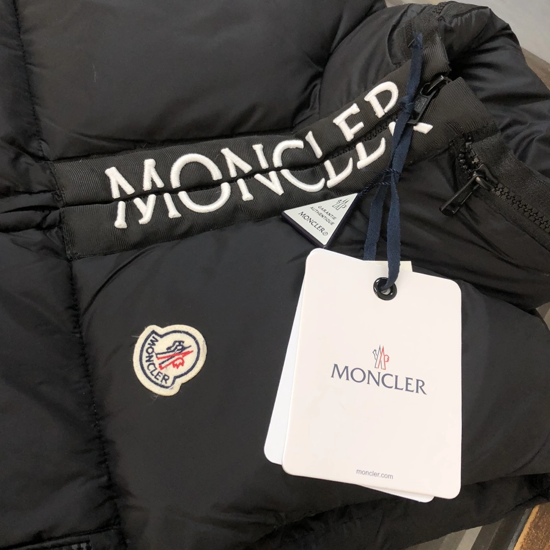 Moncler Down Jackets Versatile 146582