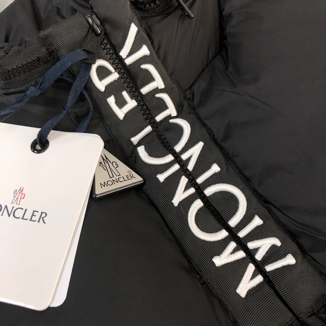 Moncler Down Jackets Versatile 146582
