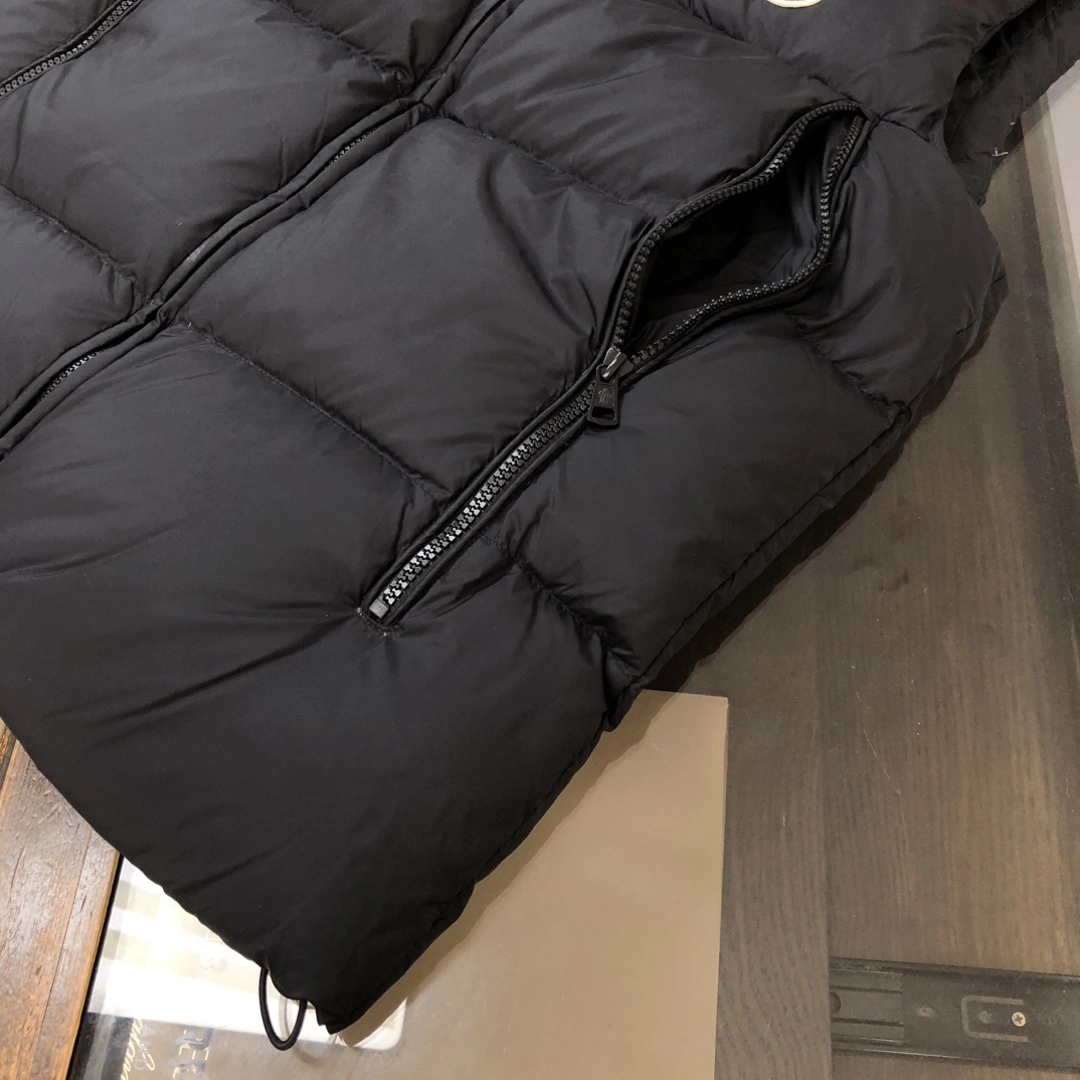 Moncler Down Jackets Versatile 146582