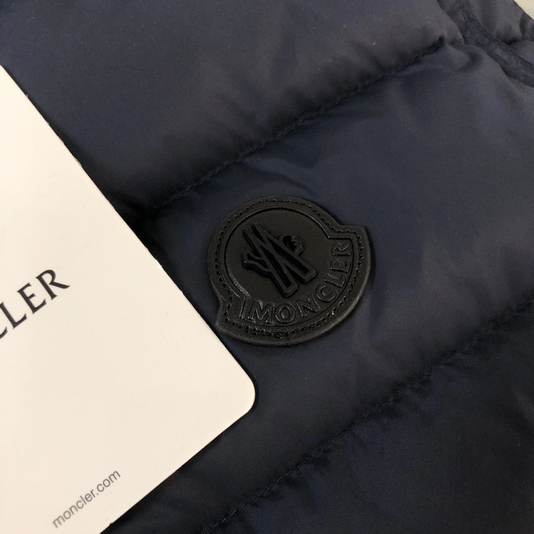 Moncler Down Jackets Sleek 146557