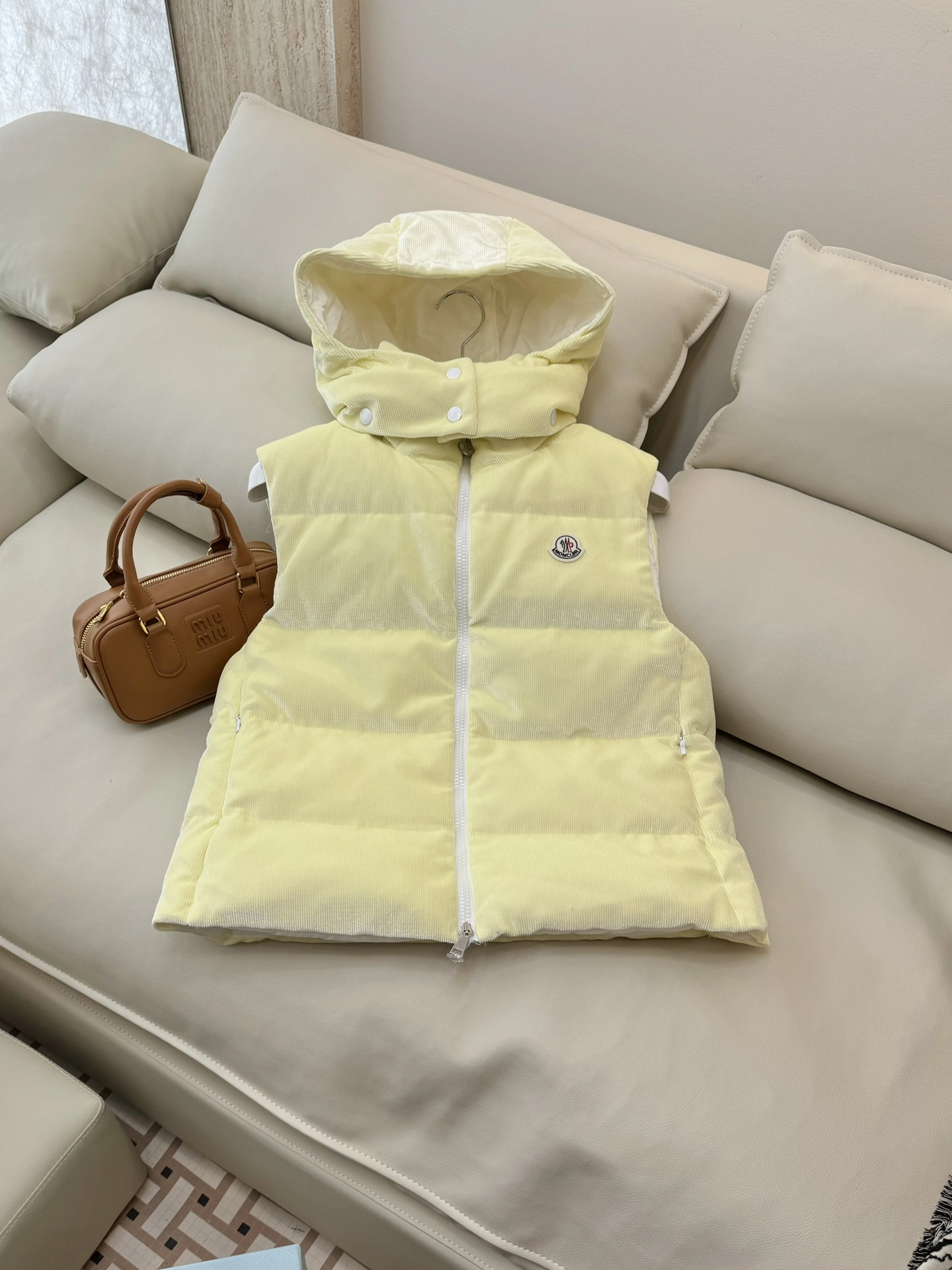 Moncler Down Jackets EyeCatching 146470