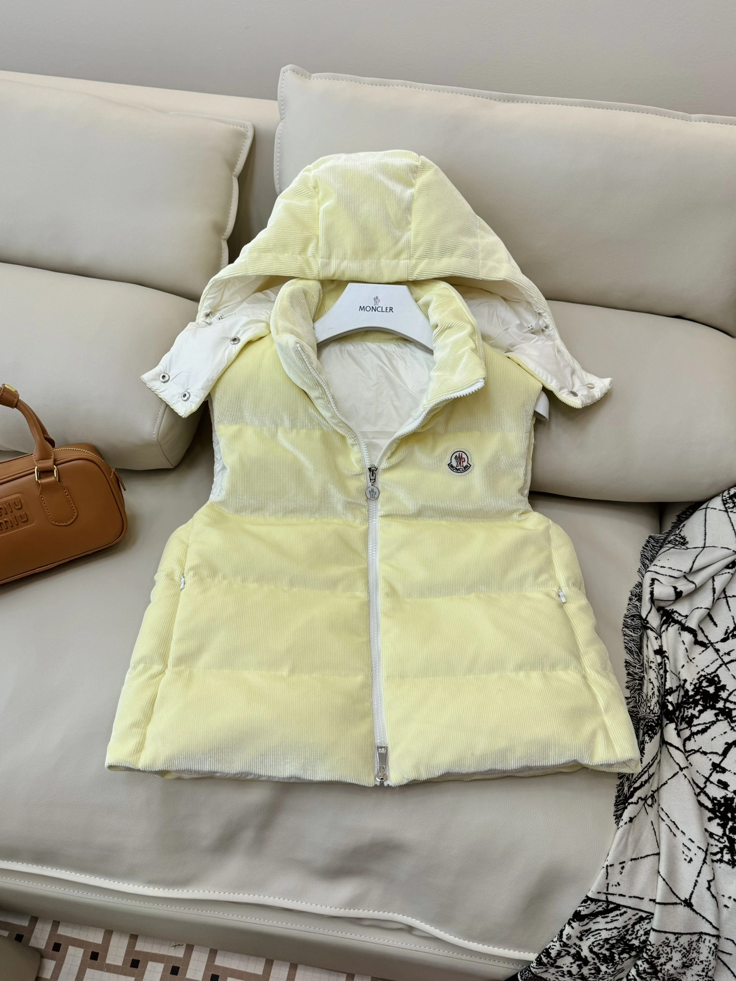Moncler Down Jackets EyeCatching 146470