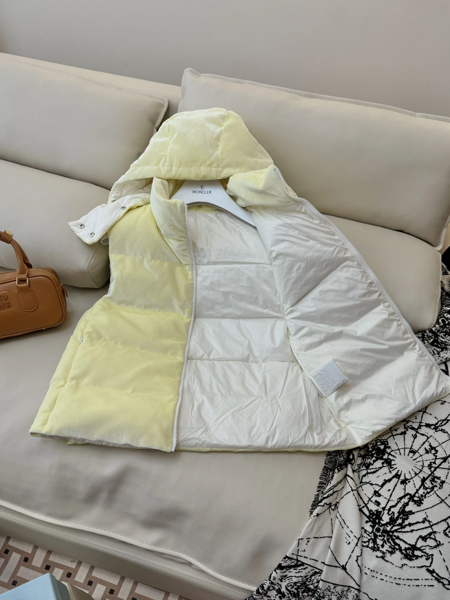 Moncler Down Jackets EyeCatching 146470