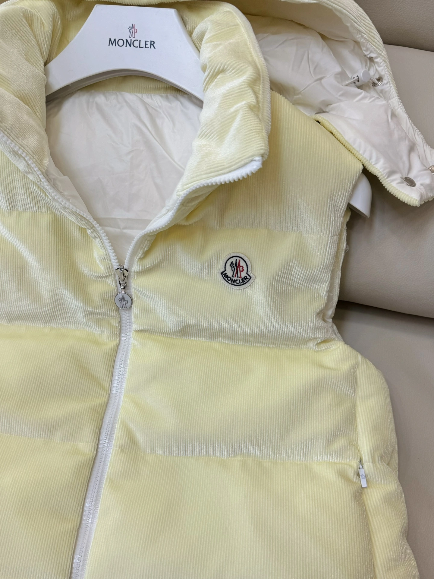 Moncler Down Jackets EyeCatching 146470