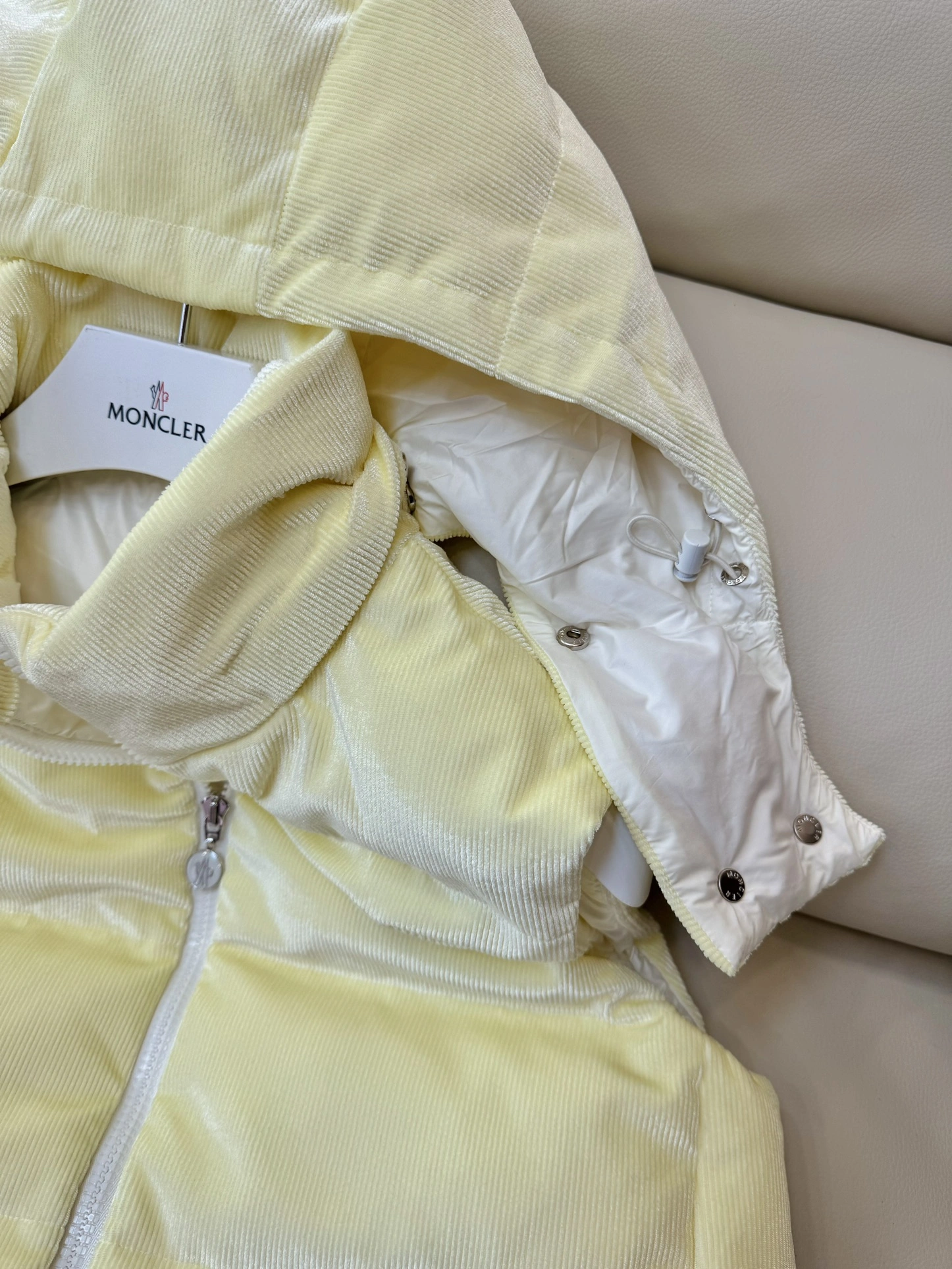 Moncler Down Jackets EyeCatching 146470