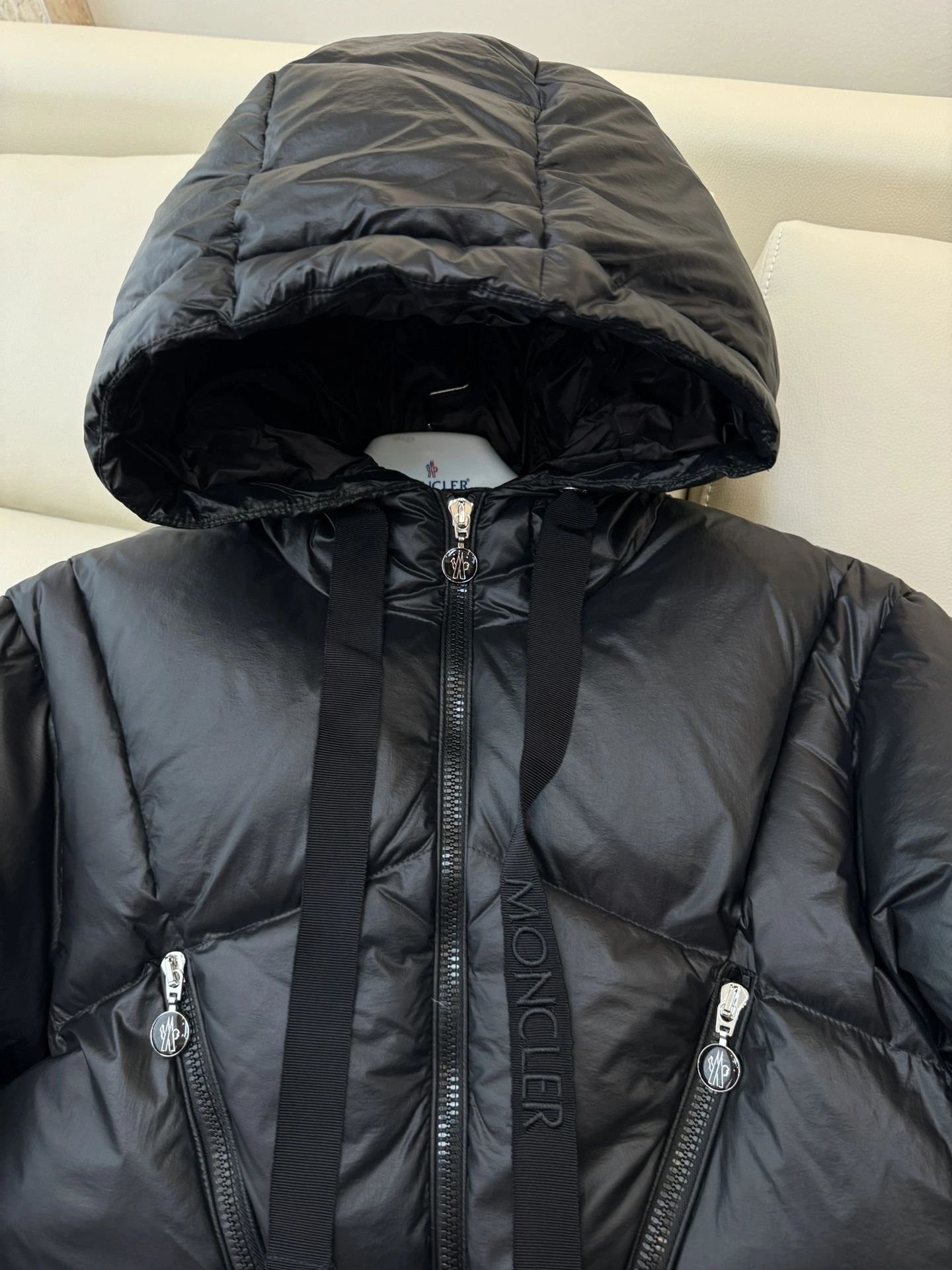 Snug Moncler Down Jackets 146450