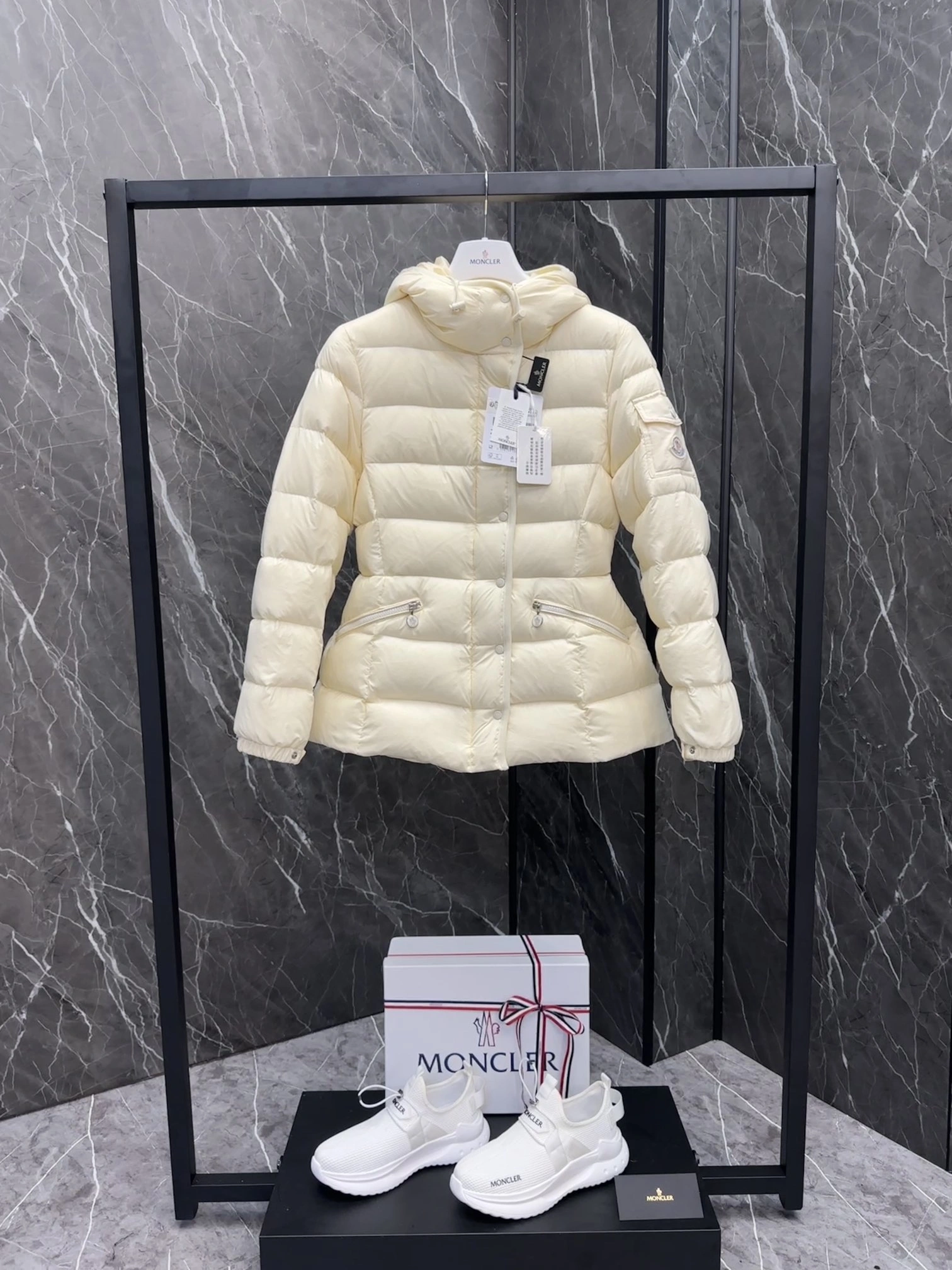 Resilient Moncler Down Jackets 146432