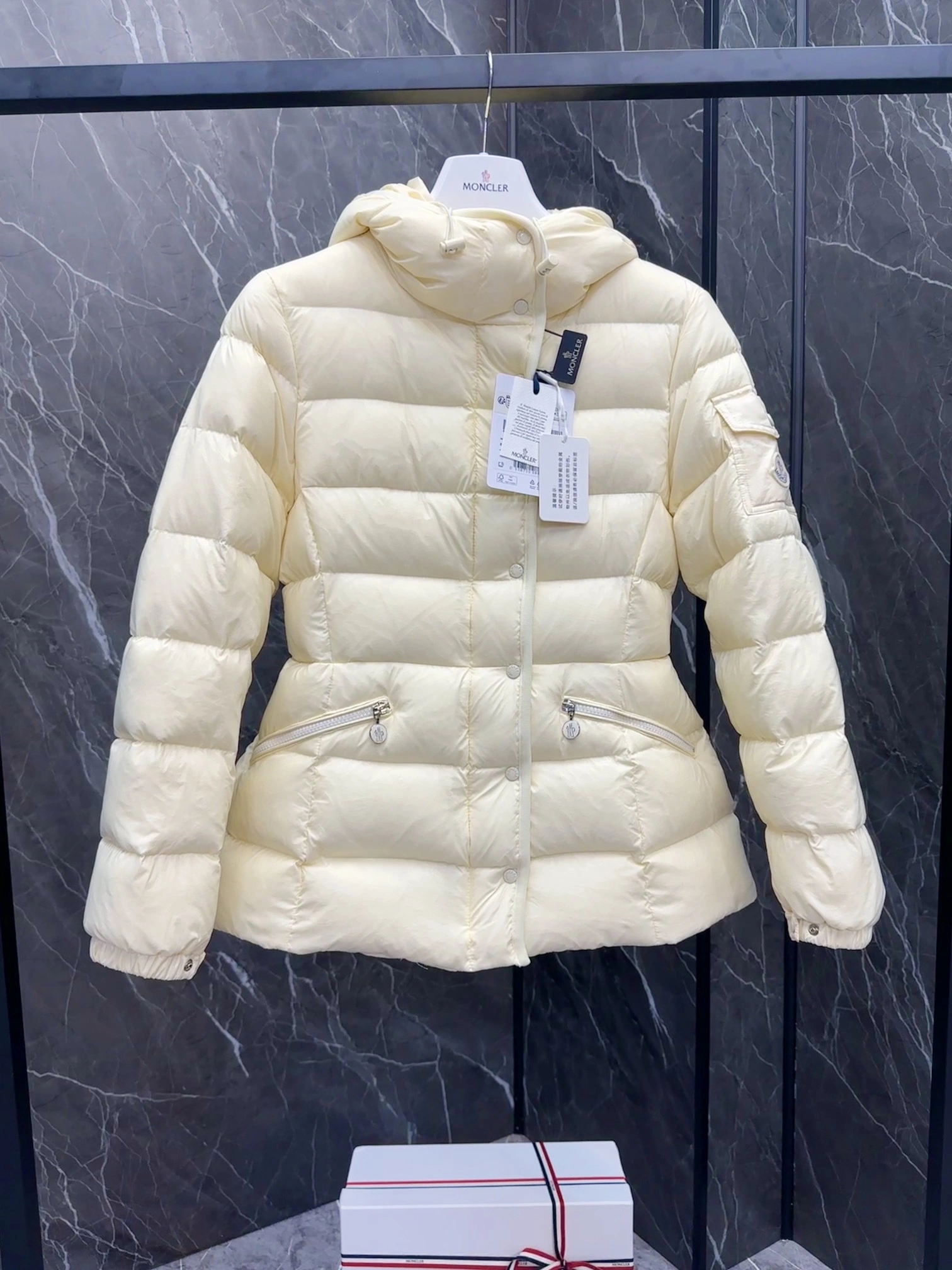 Resilient Moncler Down Jackets 146432