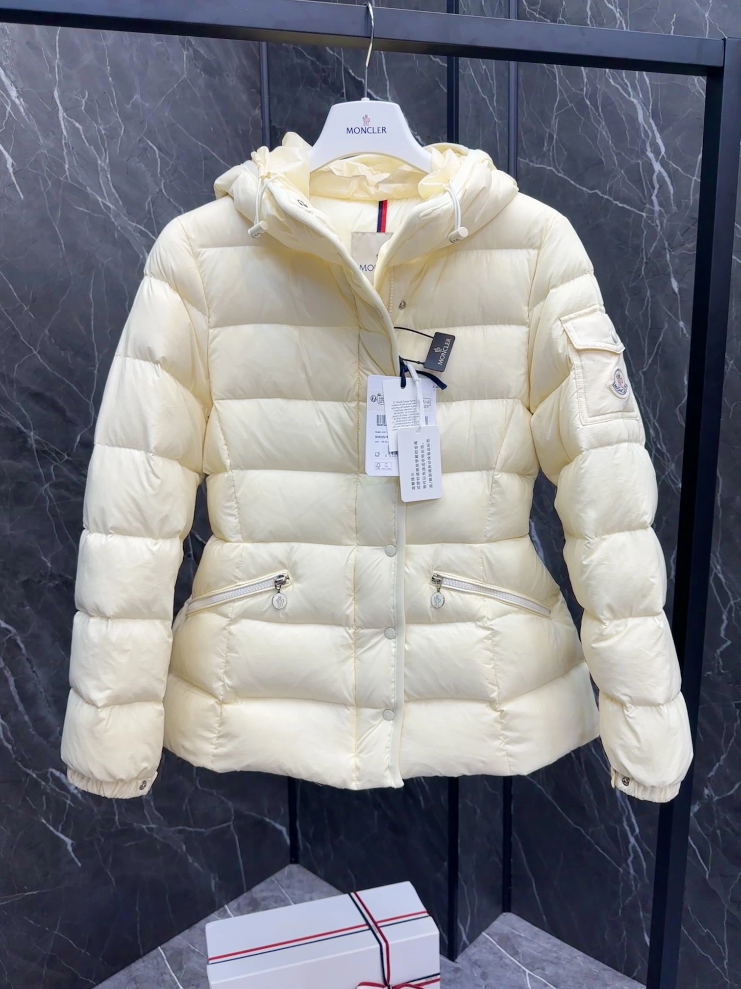 Resilient Moncler Down Jackets 146432
