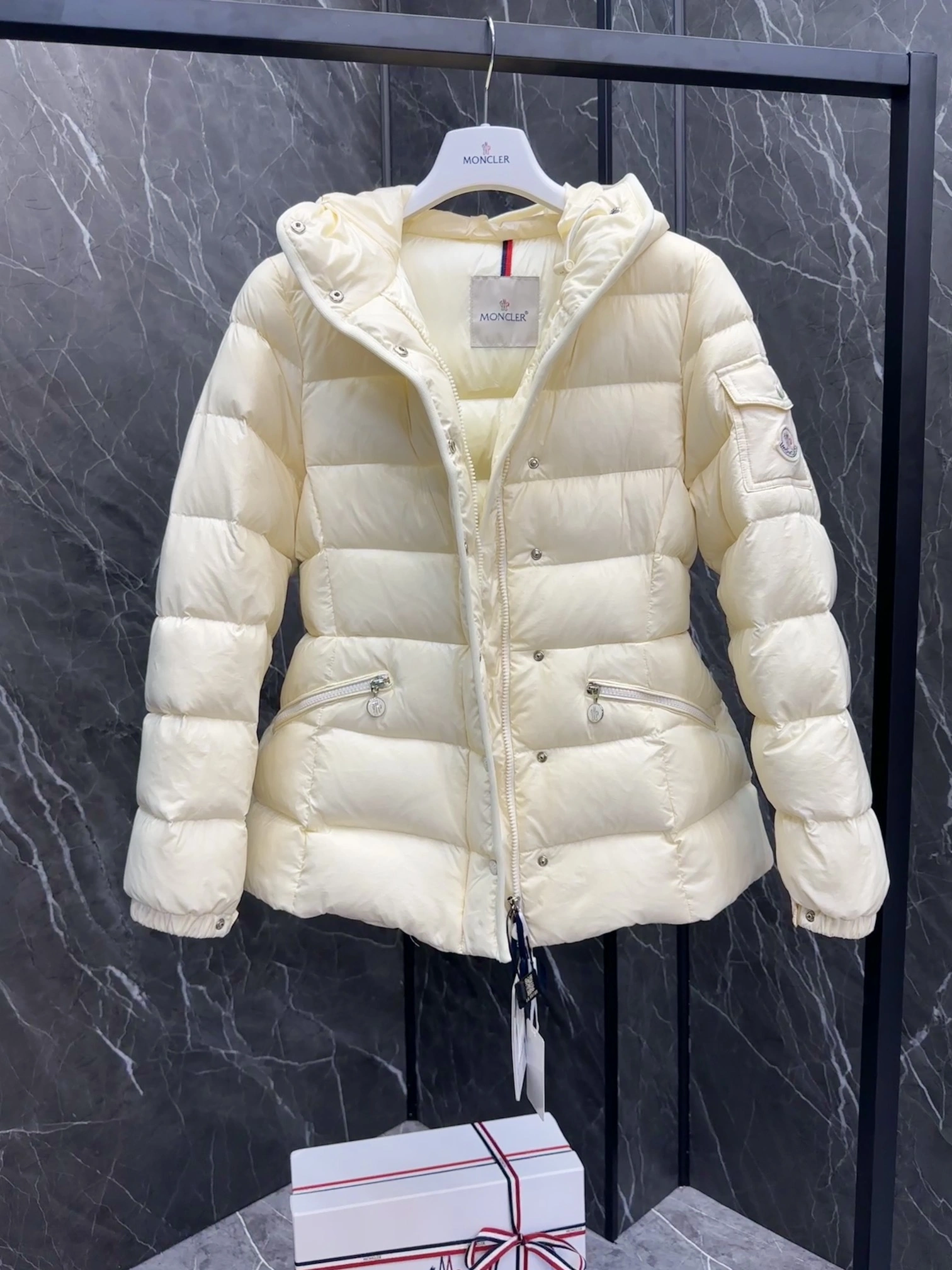 Resilient Moncler Down Jackets 146432