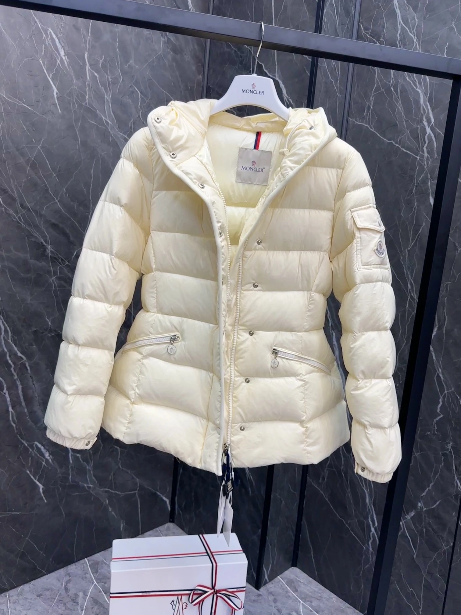 Resilient Moncler Down Jackets 146432