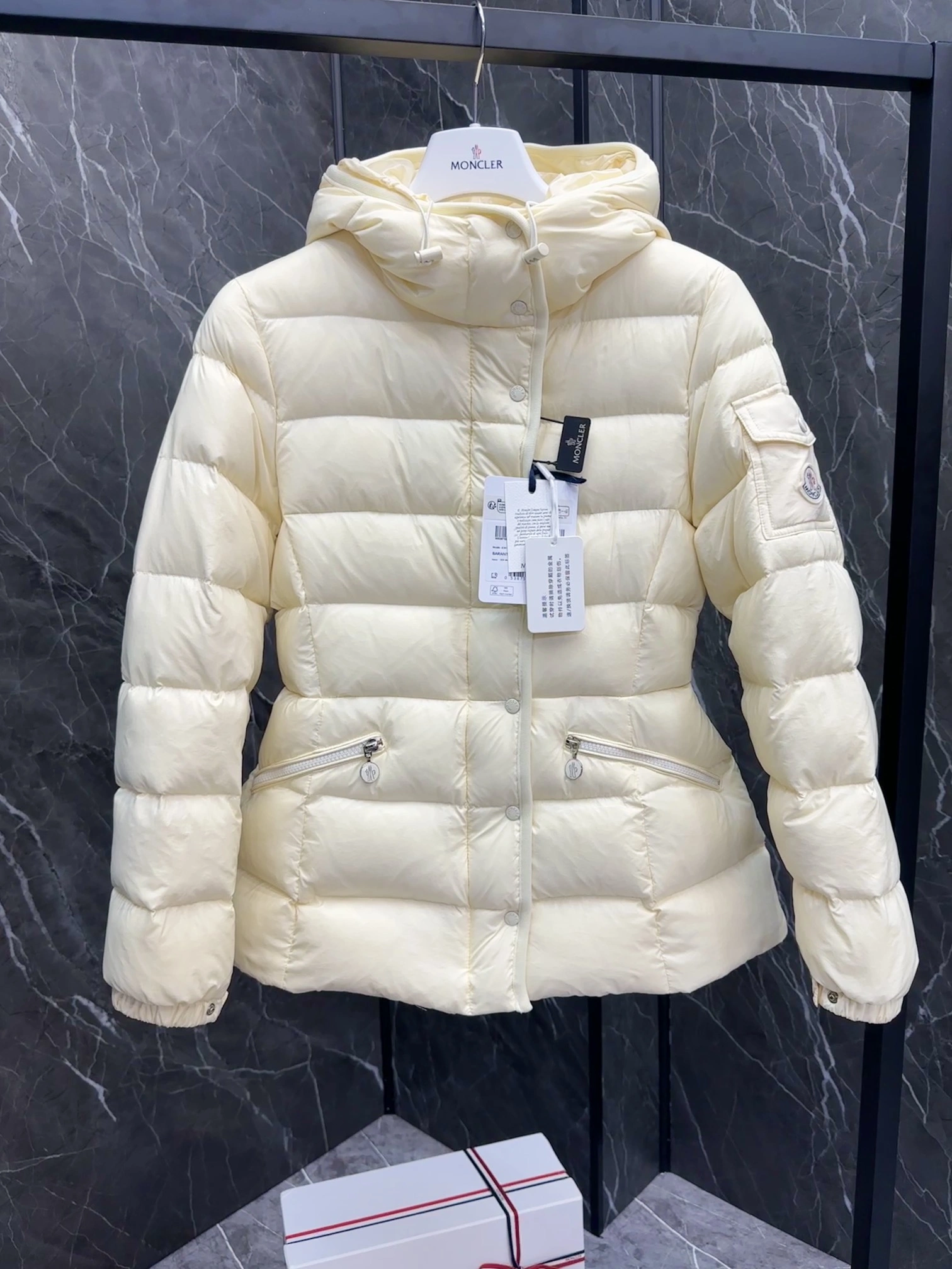 Resilient Moncler Down Jackets 146432