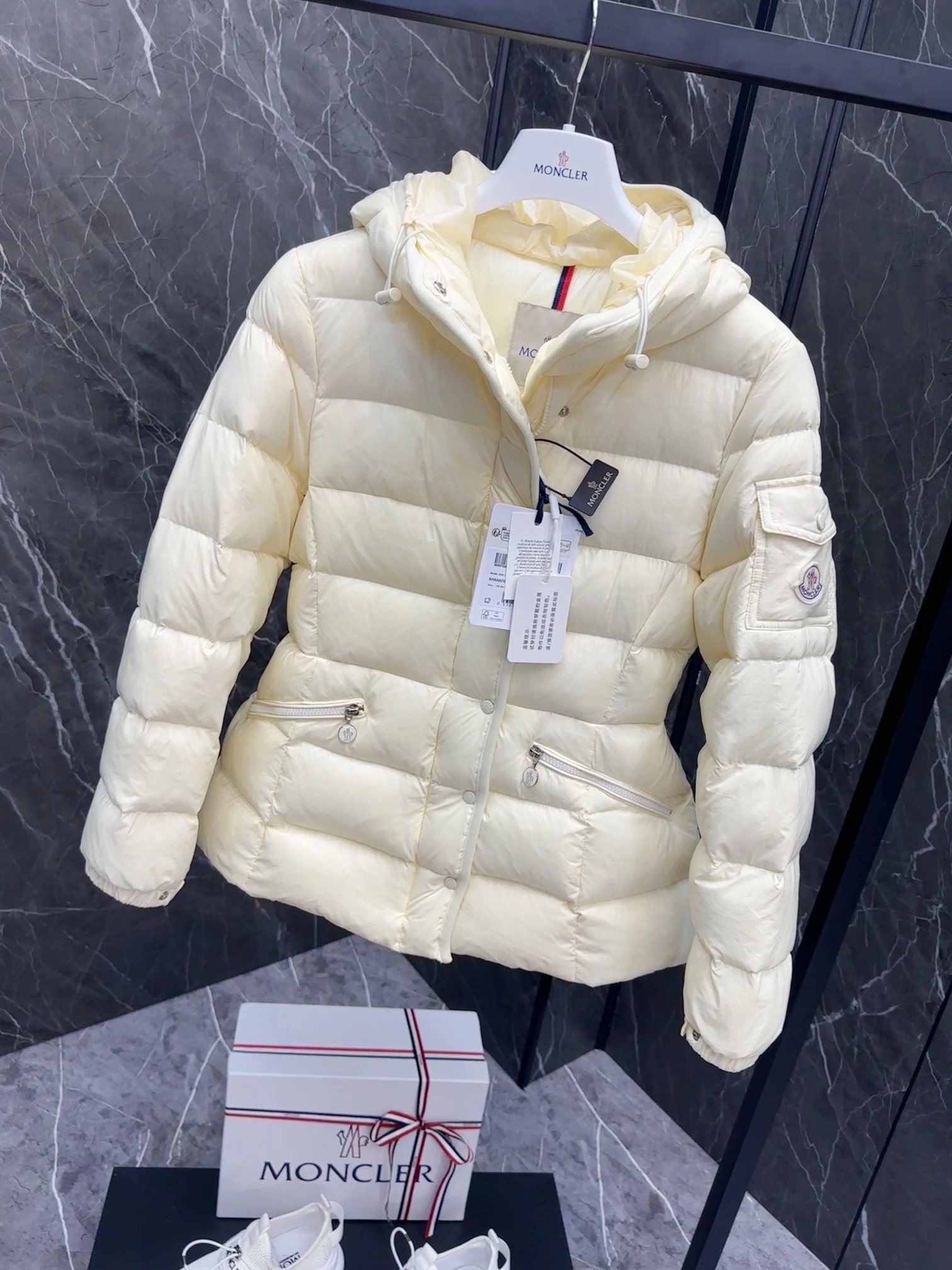 Resilient Moncler Down Jackets 146432